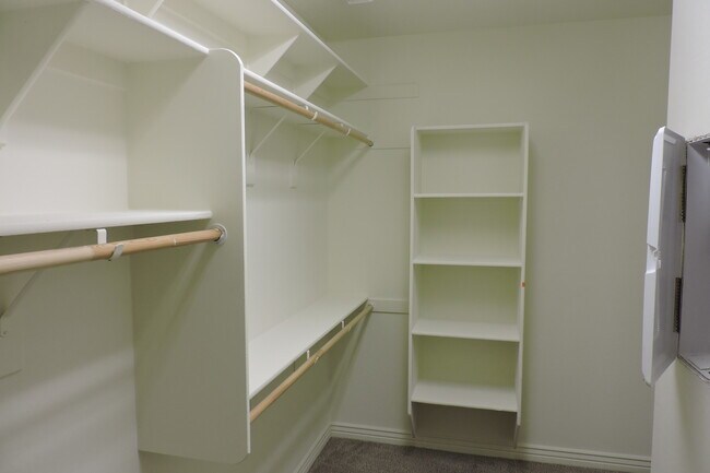 Building Photo - Newer 4 Bed, 2 Bath in Norterra