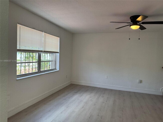 Building Photo - 890 W 81st Pl
