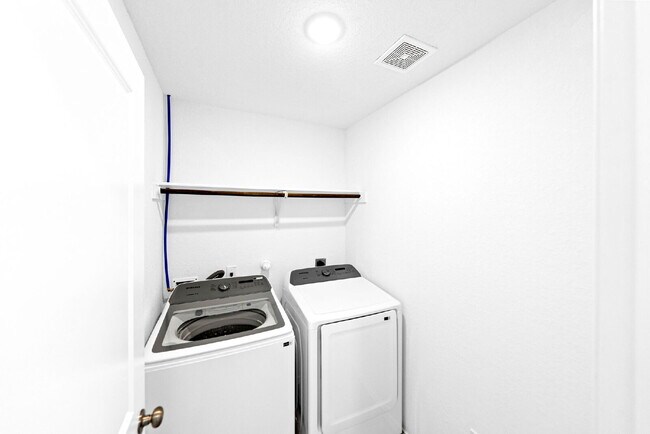 Building Photo - Charming 3-Bedroom Haven with 2 Full Baths