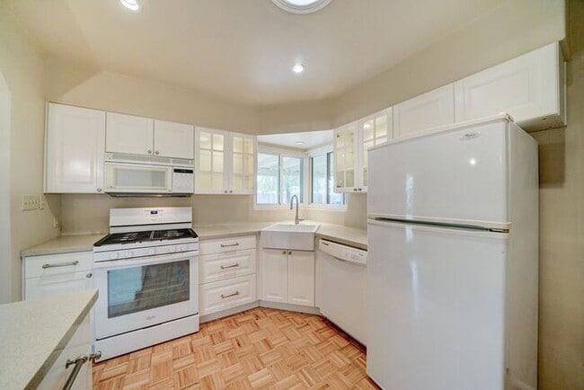 Building Photo - COMING SOON! Charming 2-Bedroom Rental in ...