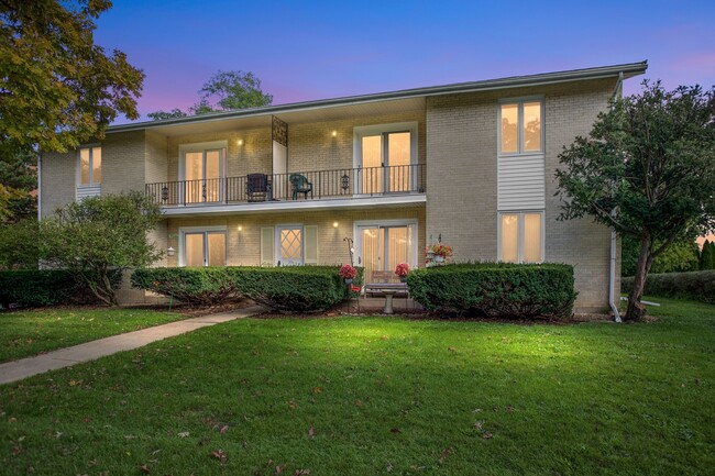 Primary Photo - 31 Green Oaks Dr