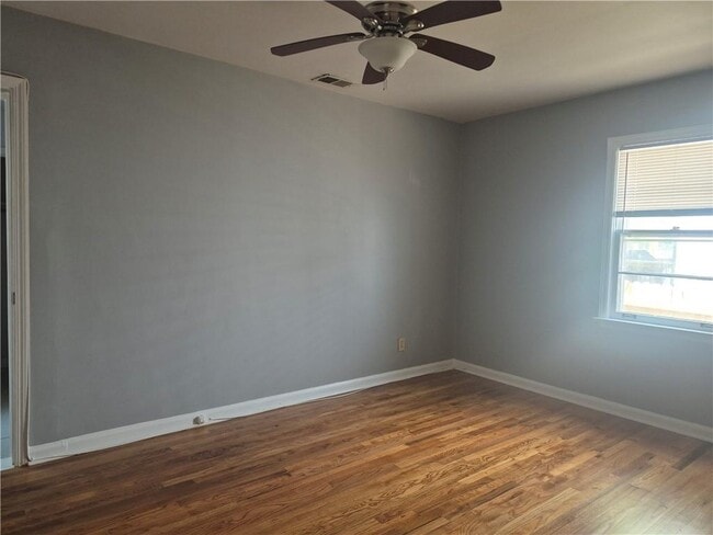Building Photo - 547 Westmeath Dr SW