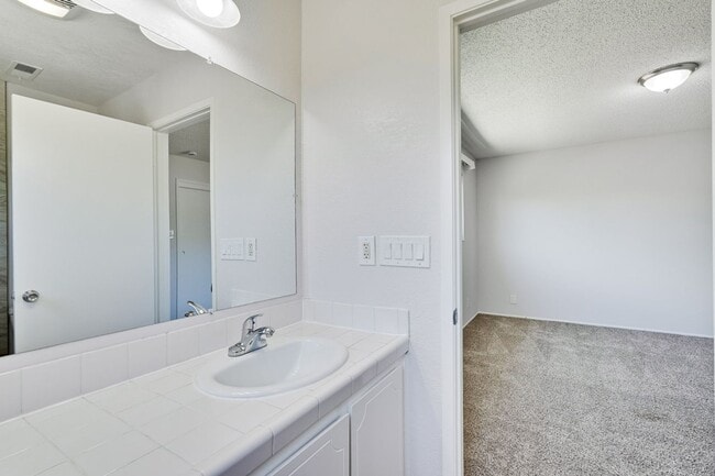 Building Photo - Spacious 3 Bedroom 2 Bath Home with 2 Car Garage and Central Air Conditioning
