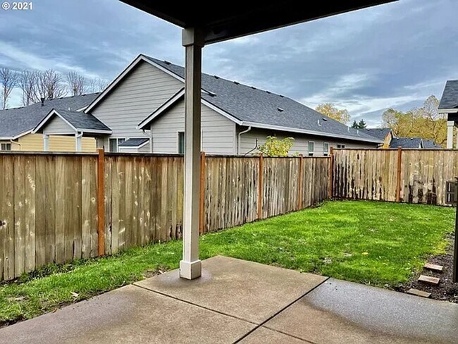 Building Photo - Newer, single level home with double garage
