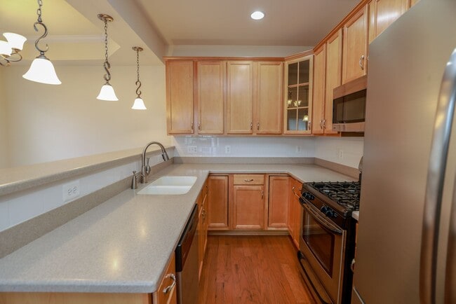 Building Photo - --Available in June-- Luxury 3 Story Town ...
