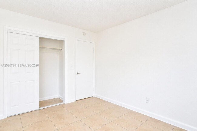 Building Photo - 932 Moffett St
