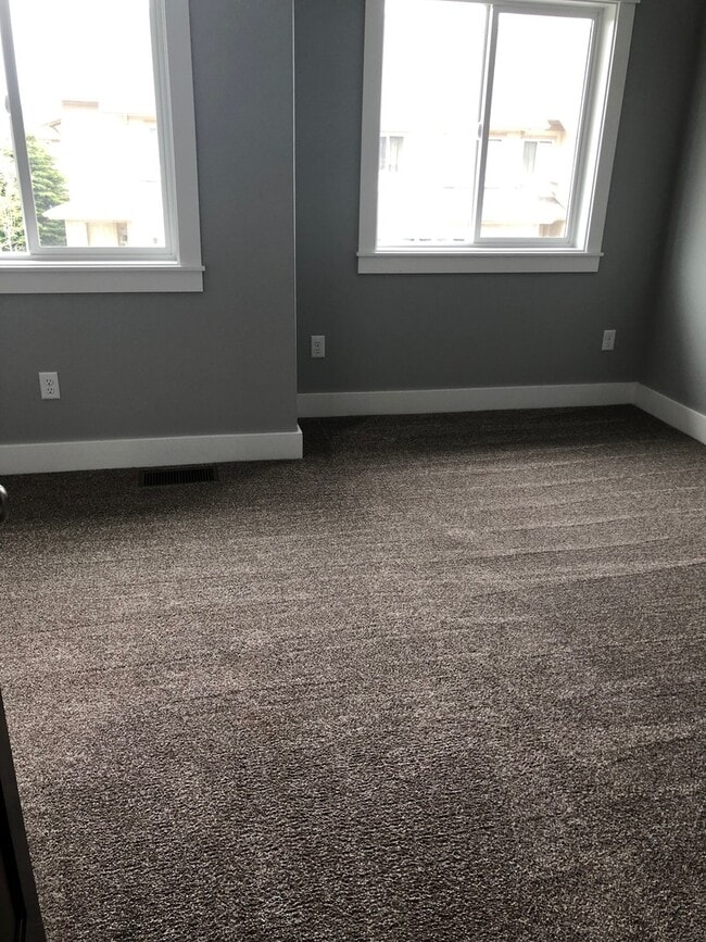 Building Photo - 3 Bedroom, 2 1/2 Bathroom Townhouse -2 weeks free rent with 1-year lease-