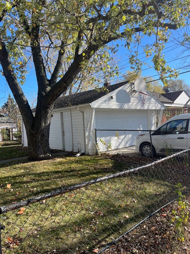 Building Photo - 3 Bedroom, 1 Bath home in Roseville