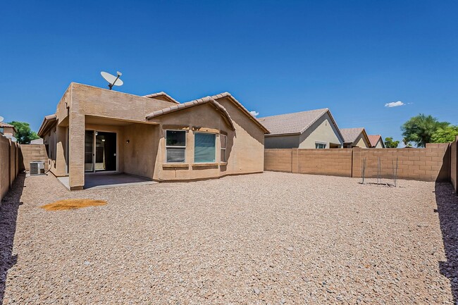 Building Photo - 3 Bed 2 Bath - New Kitchen Appliances\Carp...