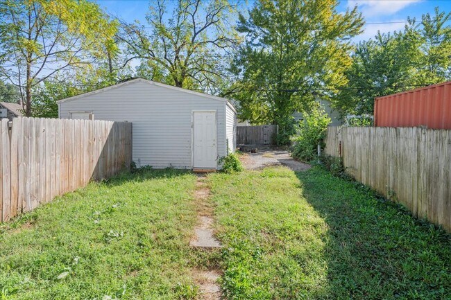 Building Photo - 617 N Parker Ave