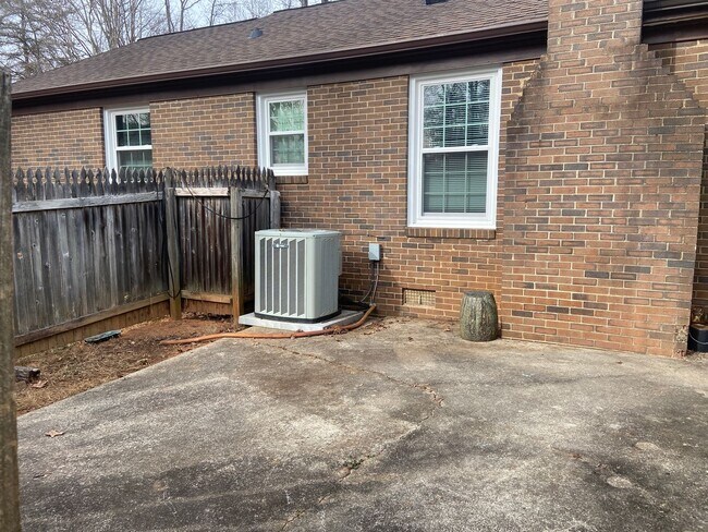 Building Photo - 304 Leland Dr