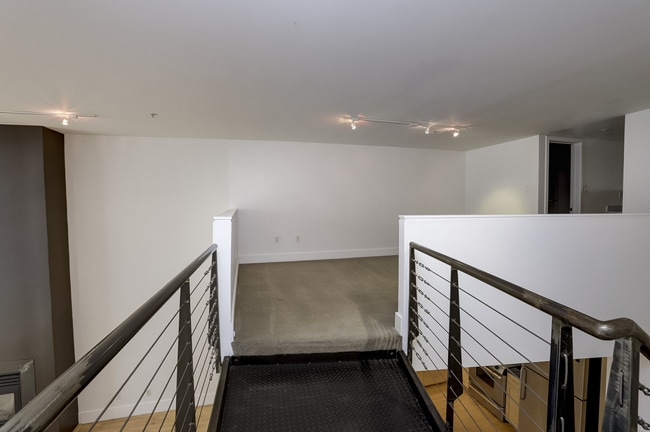 Building Photo - Luxurious Live/Work Loft in great DogPatch...