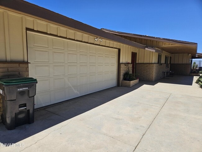 Building Photo - 615 Lakeview Dr