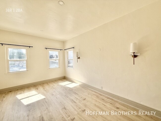 Building Photo - 321 S Reeves Dr