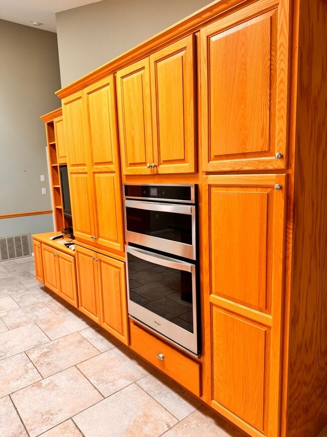 Building Photo - Nice large country setting close to town