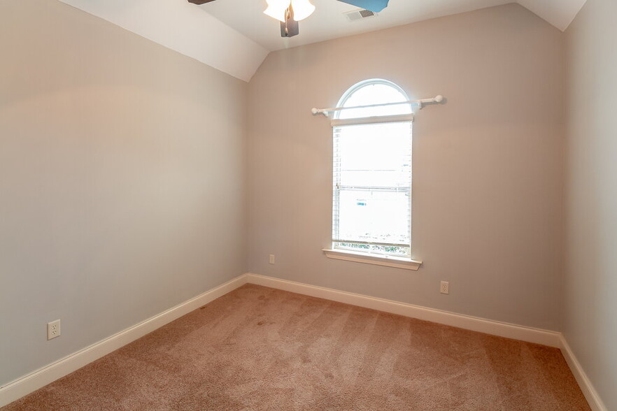 Building Photo - 3145 Pinetree Loop N