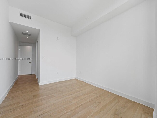 Building Photo - 2678 Tigertail Ave