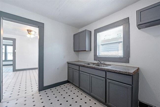 Building Photo - 2528 Campbell St
