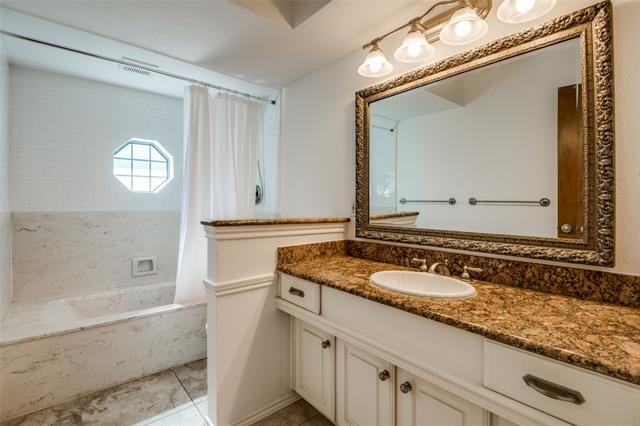 Building Photo - 1701 Midcrest Dr