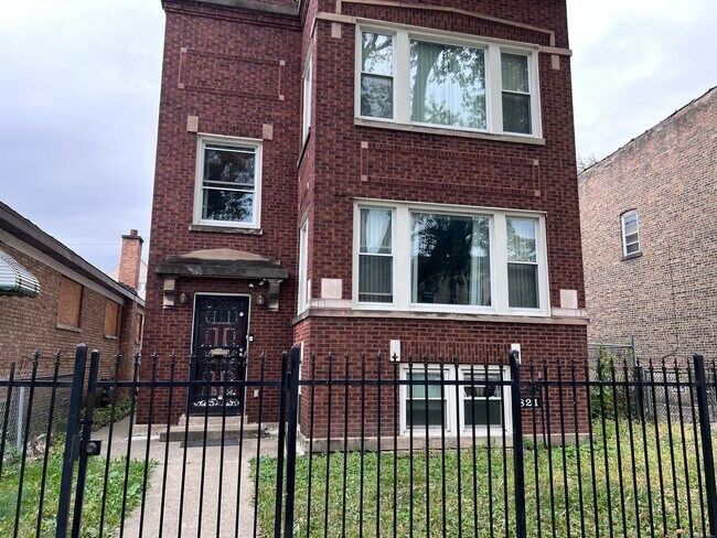 Primary Photo - 821 N Waller Ave