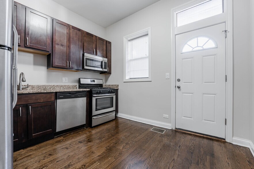 Building Photo - 1756 W Montrose Ave