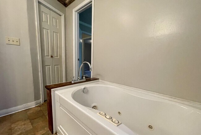 Building Photo - 1427 Oak Hill Dr