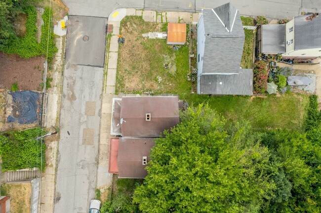 Building Photo - GREAT TWO BEDROOM IN SOUTH SIDE SLOPES!