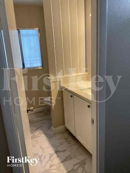 Building Photo - 4527 W Solano Dr S
