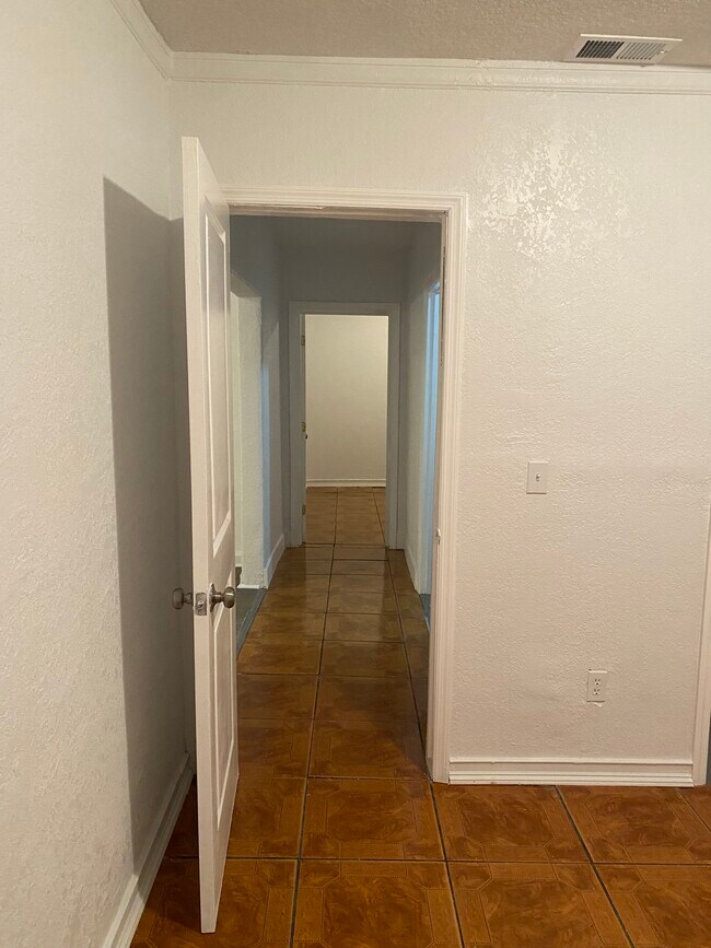 Hallway between Bedrooms - 735 27th Ave W