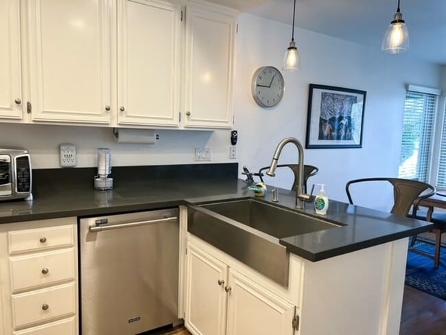 Building Photo - 3674S - Hollywood Beach Hideaway