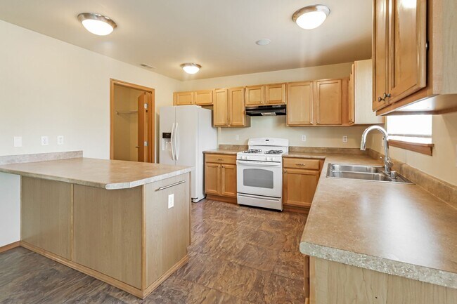 Building Photo - 6907 Desperado Dr SE