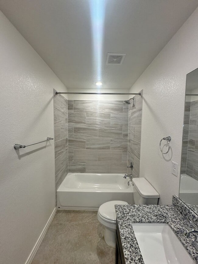 Building Photo - Beautiful 3 Bedroom 2 Bath Duplex availabl...