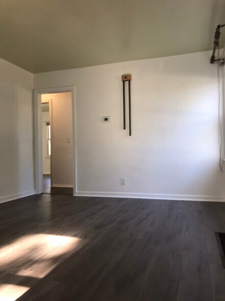 Building Photo - 866 Warwick Dr