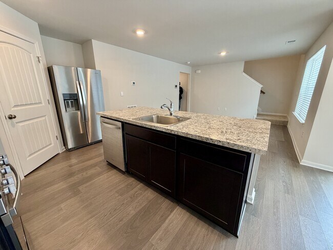 Building Photo - 633 Currant Cir