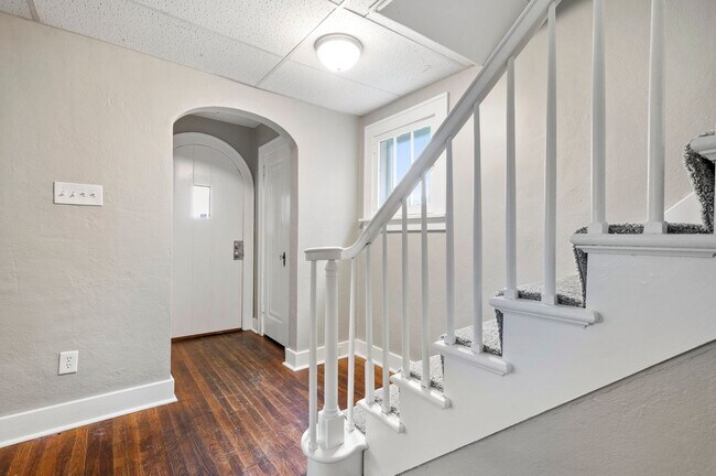 Building Photo - Updated 3 Bed, 1 Bath with Central AC, Laundry in Basement! Available Early June