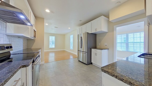 Building Photo - Beautiful 2 Bedroom Home in San Marco read...
