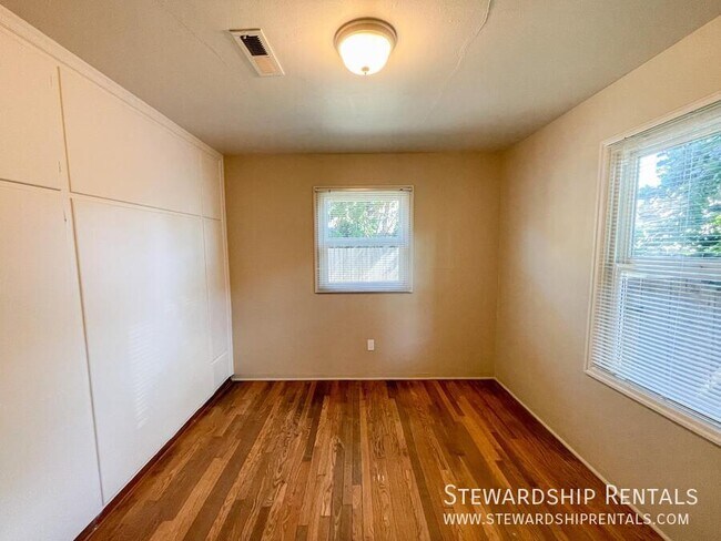 Building Photo - 2009 NW Tyler Ave