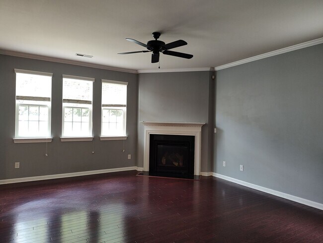 Building Photo - Move-in ready Townhome with in Stone Creek...
