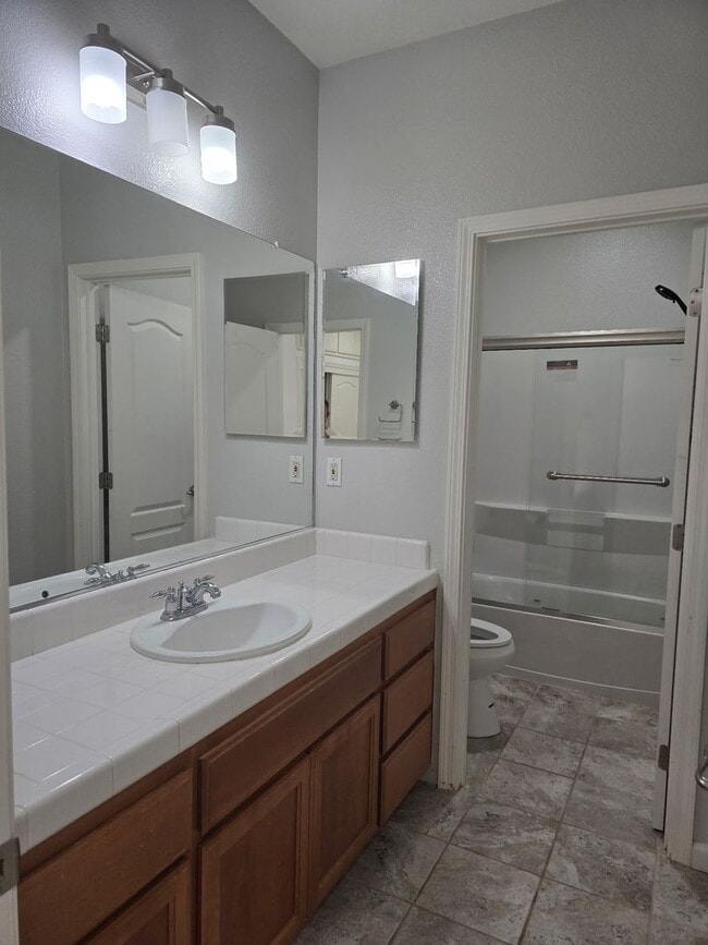 Building Photo - Big beautiful Home for rent in Visalia, Ca