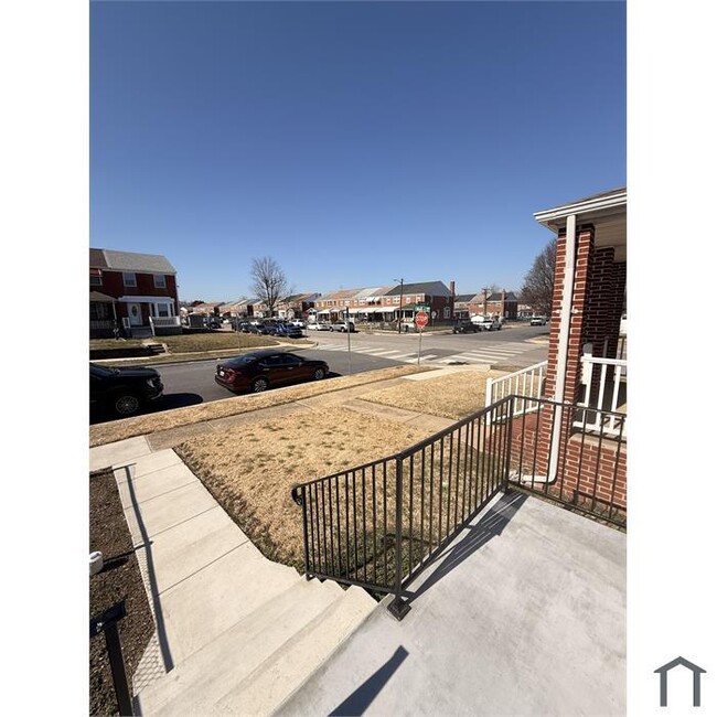 Building Photo - 3 bedroom with Parking