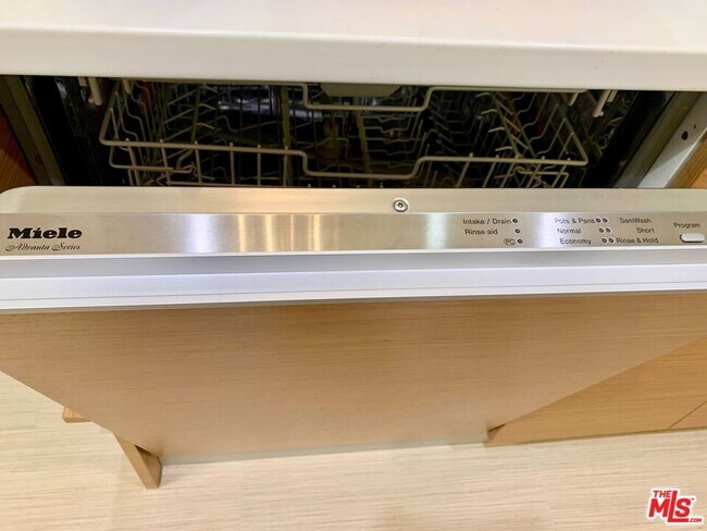 Building Photo - 4189 Vineland Ave