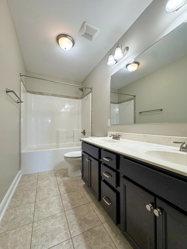 Building Photo - Gorgeous 4 Bed 2.5 Bath Home in West Gate