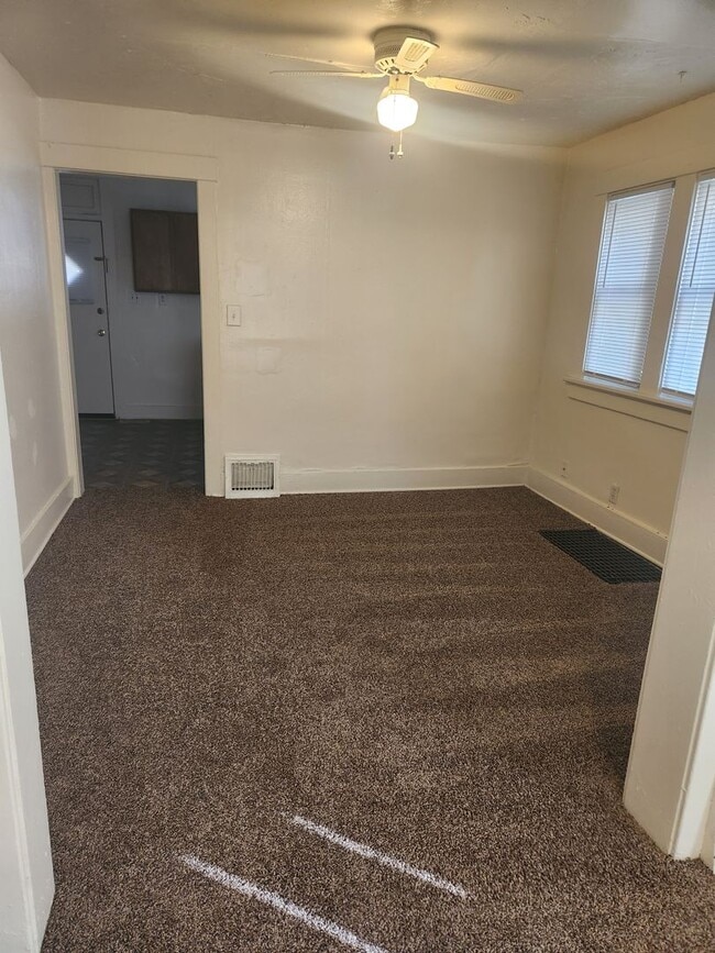Building Photo - 2 BR Townhouse Near Saint Francis University