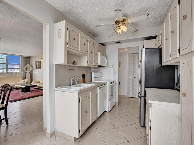 Building Photo - 1833 S Ocean Dr