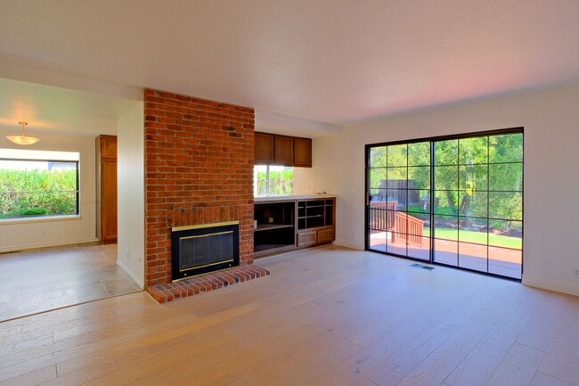 Building Photo - Gorgeous 3 Bedroom with office or separate...
