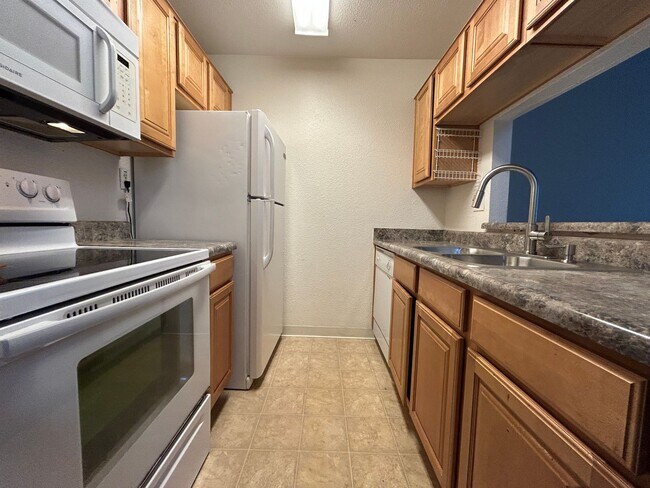 Building Photo - BEAUTIFUL CONDOMINIUM IN GATED COMMUNITY