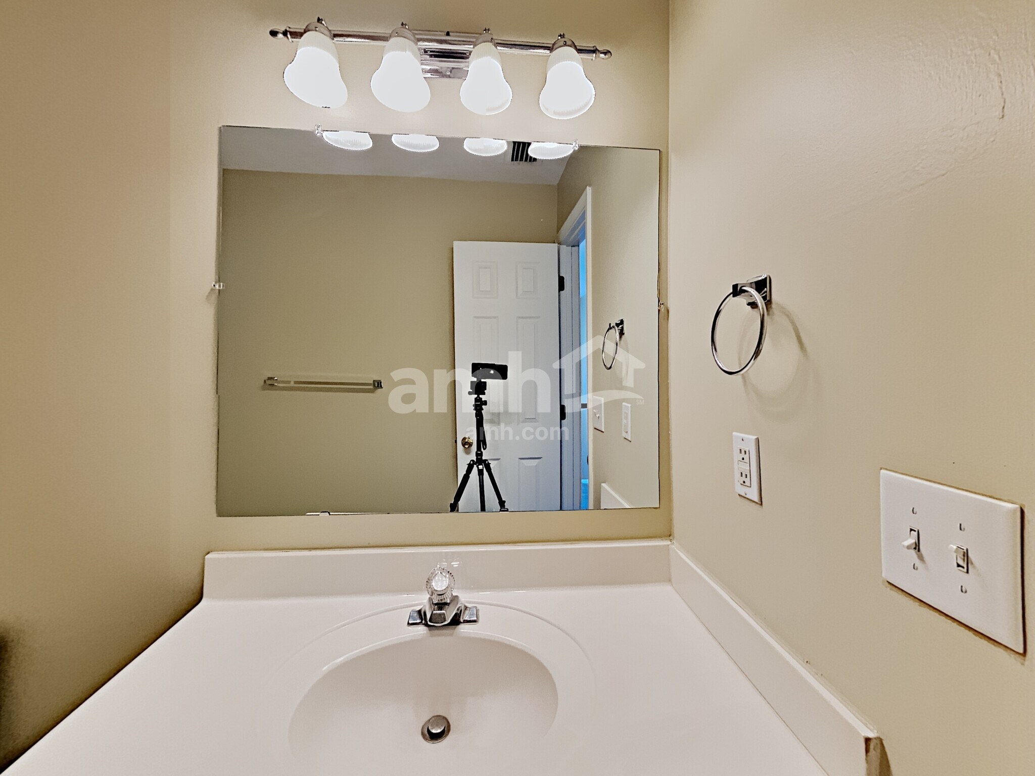 Building Photo - 3305 Maple Terrace Dr