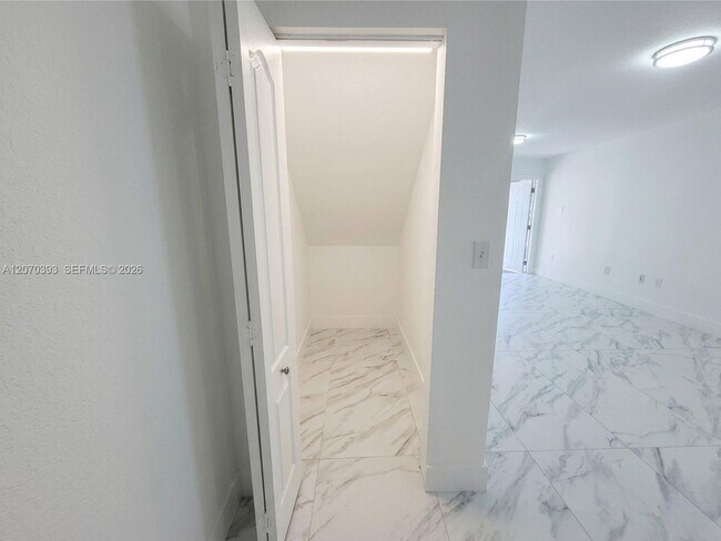 Building Photo - 1270 W 42nd St