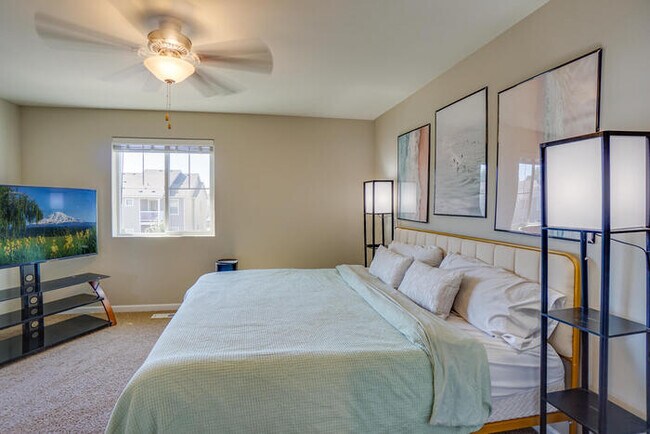 Building Photo - NEWER THREE BEDROOM IN ORCHARDS