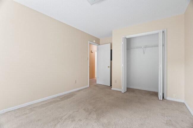 Building Photo - Charming Duplex – Lawn Care Included